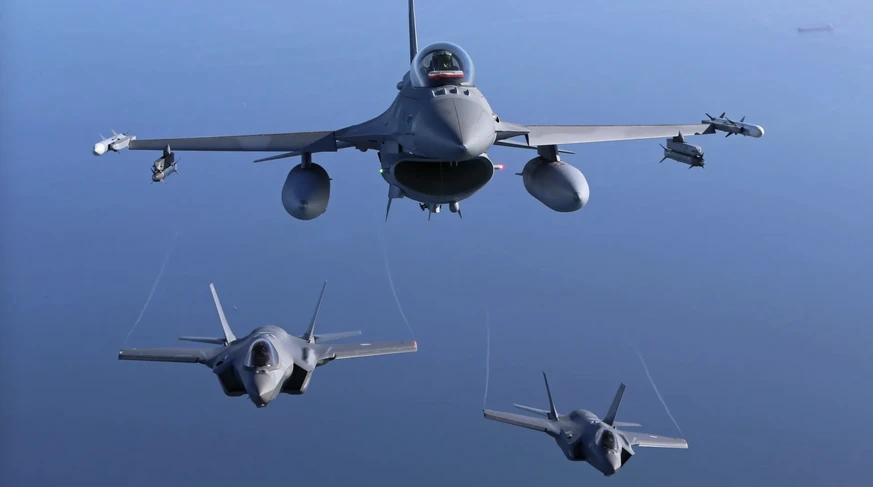 Kampfjets vom Typ Lockheed Martin F-16 Fighting Falcon (Mitte) und Kampfflugzeuge vom Typ Lockheed Martin F-35A Lightning II. (Archivbild)