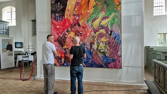 Zwei Betrachter vor einem Gemälde von Georg Baselitz | Janet Lindemann/NDR.de Zwei Betrachter vor einem Gemälde von Georg Baselitz