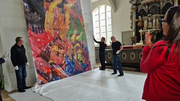 Viel Arbeit für 72 Stunden Kunstgenuss. | Janet Lindemann/NDR.de Helfer vor der Hängung eines Gemäldes von Georg Baselitz in Prerow.