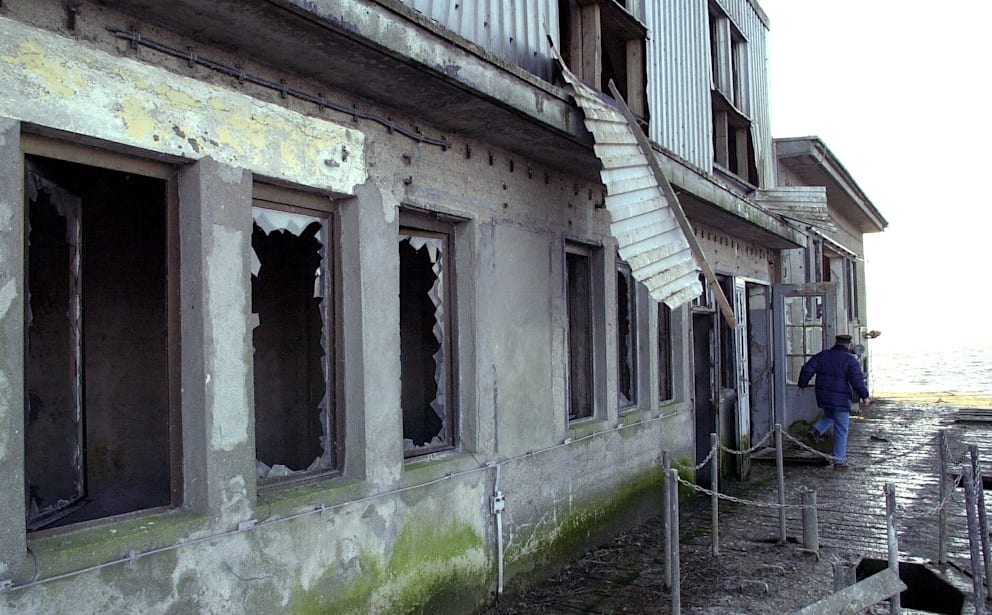 Der Betonklotz im Meer war zu DDR-Zeiten streng bewachtes Sperrgebiet, hier eine Aufnahme von 2001