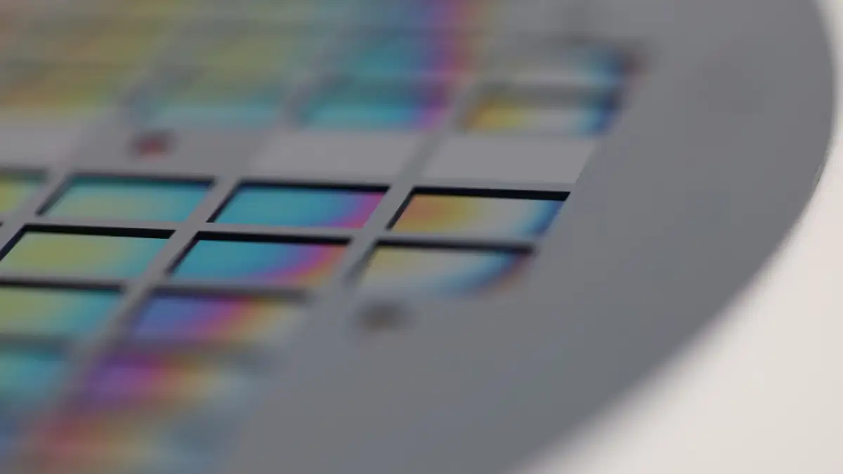 Wafer mit Mini-Schaltkreisen, die bereits in Siliziumscheiben platziert sind, um später zu einem QMI-Chip "wie aus einem Guss" verschmolzen zu werden. Abb.: Fraunhofer-IPMS