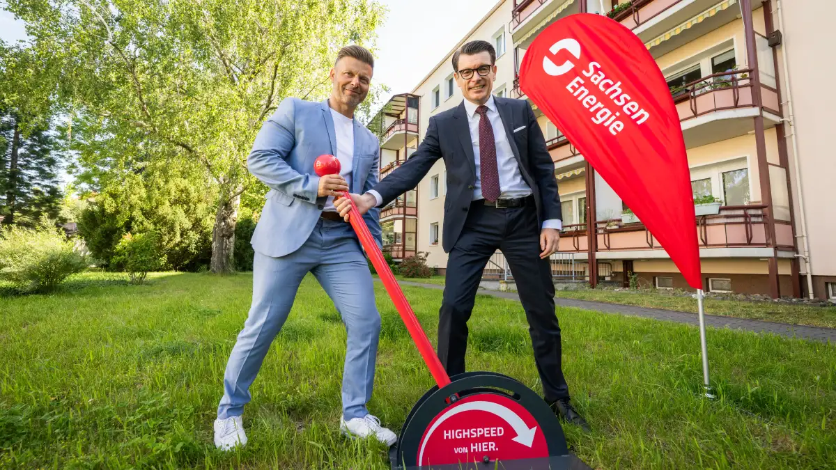 Vorstand Andy Klyscz ́linkṣ̣̣) von der Wohnungsgenossenschaft Aufbau und Sachsenenergie-Vorstand Axel Cunow legen nach dem Glasfaserausbau einen symbolischen Hebel fürs schnelle Internet um. Foto: Sachsenenergie