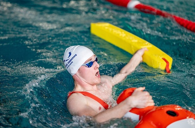 DLRG ermittelt in Düsseldorf ihre Meister im Rettungsschwimmen und träumt von ...