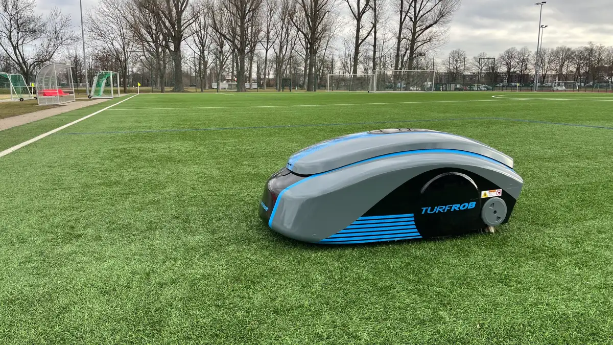 "Turrob" pflegt den Rasen im Sportpark Ostra in Dresden. Foto: LHD