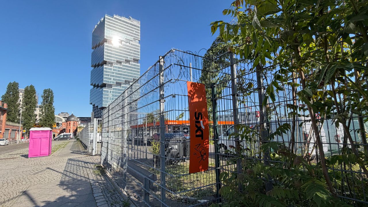 Der Bereich an der Rudolfstraße in Berlin-Friedrichshain zeigt den möglichen Standort eines weiteren Hochhauses nahe der Warschauer Straße mit Blick auf den „Amazon Tower“.