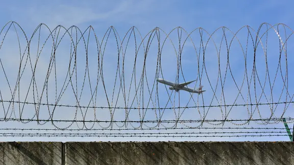 Symbolfoto zum Thema Abschiebung, Abschiebefluege (Abschiebeflüge), ein Flugzeug startet auf dem Flughafen | picture alliance / Daniel Kubirski | Daniel Kubirski Symbolfoto zum Thema Abschiebung, Abschiebefluege (Abschiebeflüge), ein Flugzeug startet auf dem Flughafen