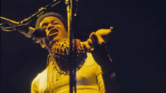 Al Jarreau: Der amerikanische Jazz-, Pop- und R&B-Soul Sänger und Songwriter in den 1970er-Jahren live im "Onkel Pö" in Hamburg. Dieser Auftritt gilt als sein Karrierestart in Europa. | picture-alliance / jazzarchiv | Hardy Schiffler, Hardy Schiffler Al Jarreau: Der amerikanische Jazz-, Pop- und R&B-Soul Sänger