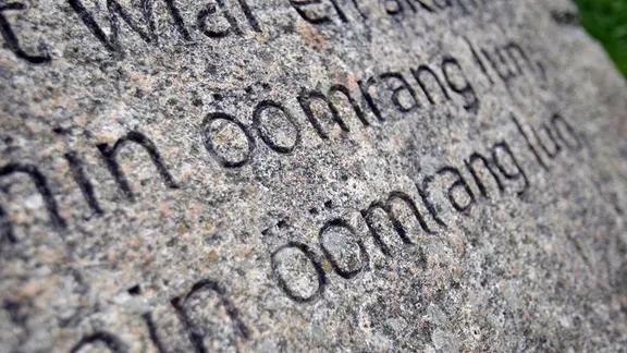 Auf einem Stein ist das Wort "öömrang" zu lesen.