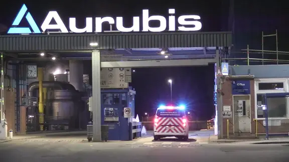 Ein Rettungswagen vor dem Eingang des Kupferherstellers Aurubis in Hamburg.