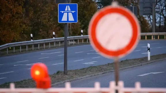 Schilder und Baken stehen während einer Sperrung an einer Autobahn-Anschlussstelle.