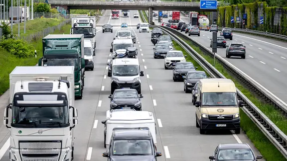 Autos und Lkw stehen auf der Autobahn A1 zwischen Bremen und Hamburg im Stau. | Sina Schuldt/dpa Autos und Lkw stehen auf der Autobahn A1 zwischen Bremen und Hamburg im Stau.