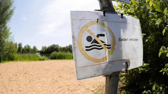 Ein "Baden verboten"- Schild steht an einem See beim Badestrand Diethe-Langern im Landkreis Nienburg. | picture alliance/dpa, Michael Matthey Ein "Baden verboten"- Schild steht an einem See beim Badestrand Diethe-Langern im Landkreis Nienburg.