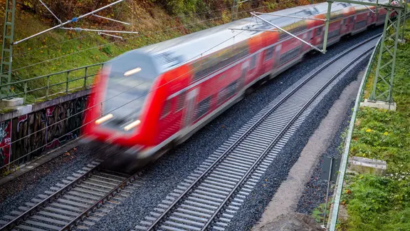in Nahverkehrszug fährt über die neu gebaute Bahnstrecke zum Schweriner Hauptbahnhof .