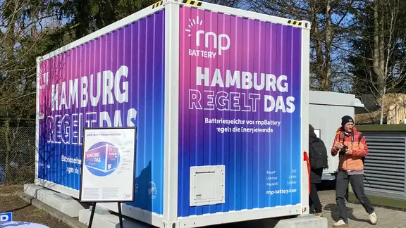 Der größter Batteriespeicher Hamburgs nimmt den Betrieb auf. | NDR, Jenny Witt Der größter Batteriespeicher Hamburgs nimmt den Betrieb auf.