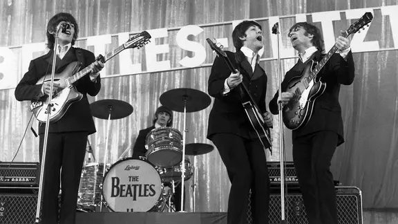 "The Beatles" in der Ernst-Merck-Halle im Zuge ihrer Bravo-Beatles-Blitz-Tournee | ullstein bild, Photo Ambor "The Beatles" in der Ernst-Merck-Halle im Zuge ihrer Bravo-Beatles-Blitz-Tournee