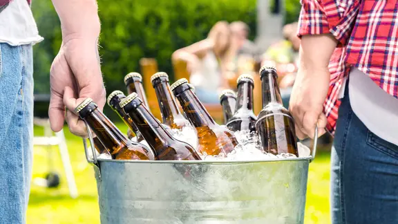 Im Allerpark gilt an Himmelfahrt ein striktes Alkoholverbot (Themenbild). | fotolia, karepa Männer tragen einen Eimer mit eisgekühlten Bier.