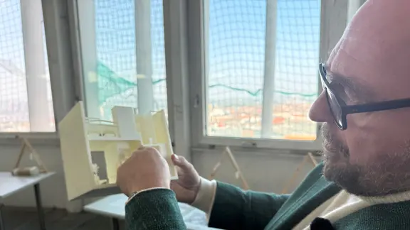 Investor Oliver Blume zeigt das Modell einer Fernsehturm-Wohnung. | NDR, Niels Kristoph Mann zeigt Wohnmodell