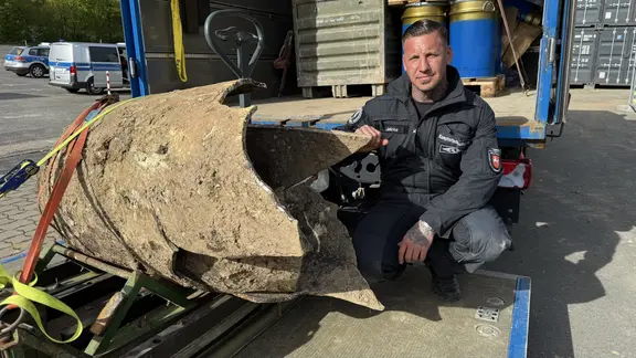 Sprengmeister Thorsten Lüdeke und die Überreste der Bombe aus Hameln. | Hannover Reporter Sprengmeister Thorsten Lüdeke und die Überreste der Bombe aus Hameln.