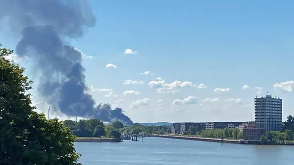 Eine große Rauchsäule ist über dem Hamburger Hafen zu sehen.