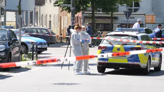 Die Spurensicherung am Tatort nach erneuten Schüssen in Bremen. | TNN - die Video-Unit der dpa Die Spurensicherung am Tatort nach erneuten Schüssen in Bremen.