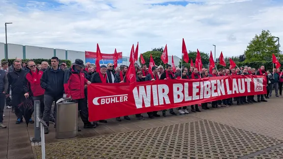 Die Gewerkschaft IG Metall hat die Beschäftigten in Braunschweig zum Protest aufgerufen. | NDR, Alysha Kraft Beschäftigte bei Bühler demonstrieren gegen Sparpläne.