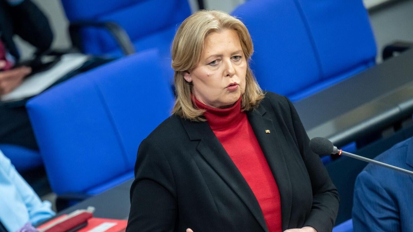 Bas überrascht in Regierungsbefragung: „Es wandert niemand in unsere Sozialsysteme ein“