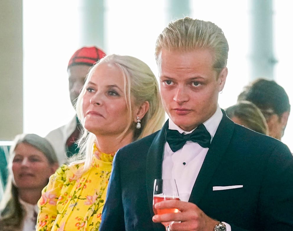 Marius Borg Høiby (damals 25, heute 29) und seine Mutter Mette-Marit (damals 48) 2022 bei einer Gala in Oslo