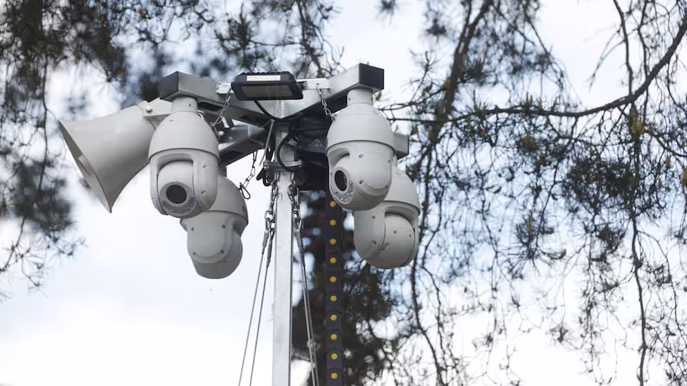 Videokameras nehmen an einem Umspannwerk alle Himmelsrichtungen ins Visier. Per Lautsprecher können Eindringlinge sofort aus der Sicherheitszentrale angesprochen werden