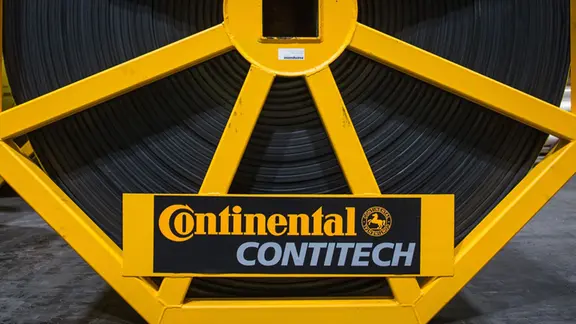 Ein Förderband, darauf steht "Continental - Contitech". | dpa-Bildfunk, Ole Spata Ein Förderband, darauf steht "Continental - Contitech".
