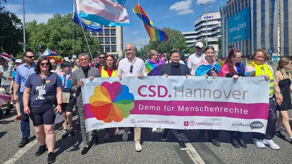CSD-Demozug in Hannover mit Oberbürgermeister Belit Onay (Grüne). | NDR, Julia Willkomm CSD-Demozug in Hannover mit Oberbürgermeister Belit Onay (Grüne).