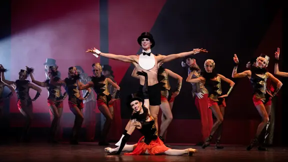 Der Tänzer Daniele Bonelli in der Mitte der Bühne und dahinter viele Tänzerinnen | Hamburg Ballett, Kiran West Der Tänzer Daniele Bonelli in der Mitte der Bühne und dahinter viele Tänzerinnen