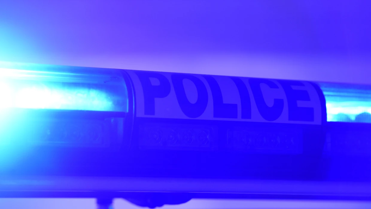 Das Blaulicht eines französischen Streifenwagens der Police Nationale