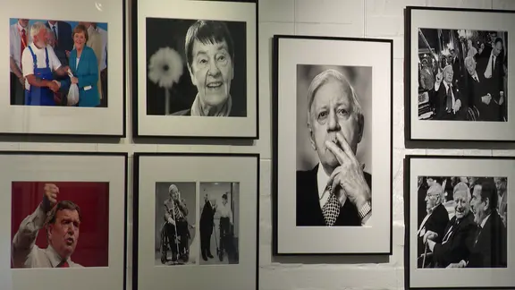 Eine Wand der Ausstellung "40 Jahre Hamburger Pressefotografie".