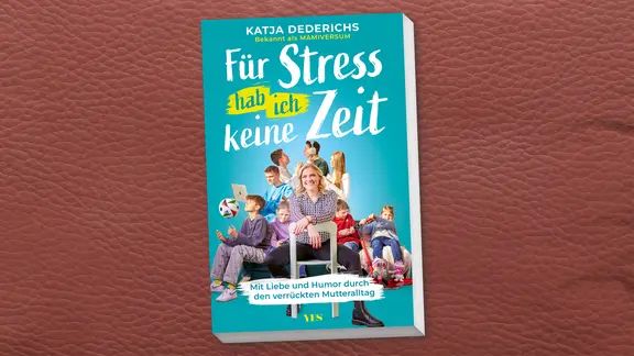 Zu sehen ist das Cover des Buchs "Für Stress hab ich keine Zeit. Mit Liebe und Humor durch den verrückten Mutteralltag" von Katja Dederichs und Nina Schnackenbeck, erschienen bei der Münchner Verlagsgruppe.