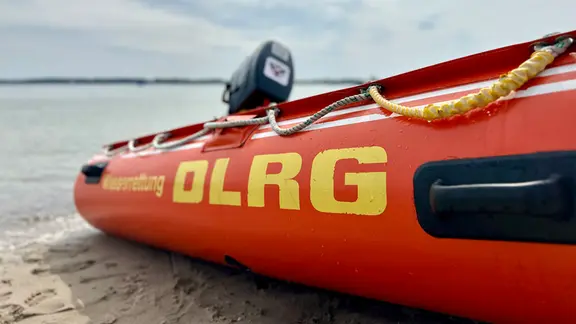 Rettungssport, Workshops und Förde-Touren: DLRG-Jugend feiert in Kiel. (Symbolbild) | NDR / Hauke Bülow Ein Schlauchboot mit dem Schriftzug DLRG an der Seite liegt an einem Strand.