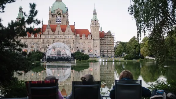 Glas- und Grillverbot im Maschpark zu Vatertag (Themenbild). | NDR, Julius Matuschik Besucher im Maschpark blicken auf das Neue Rathaus und die Bühne des NDR Klassik Open Air