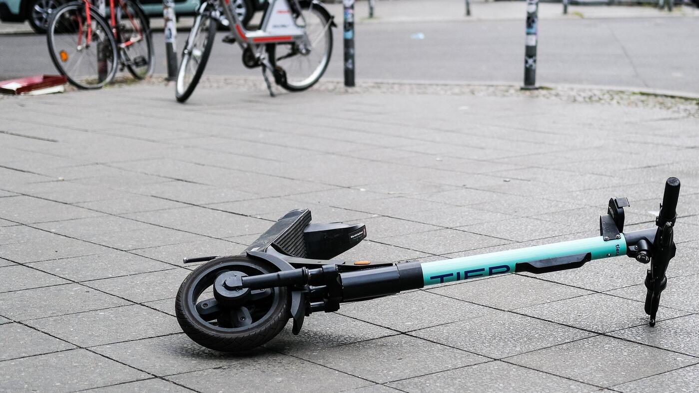 „Wir schaffen Ordnung in der Stadt“: In neun Jahren sollen Berliner Gehwege frei von E‑Scootern sein