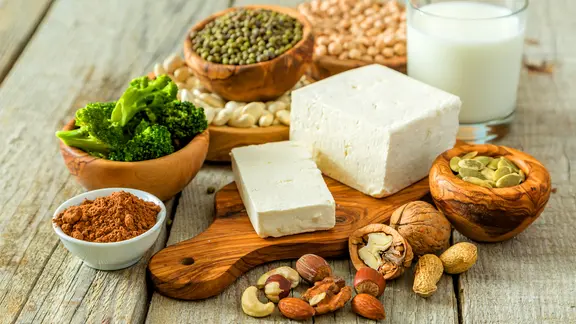 Nüsse, Tofu, Sojamilch, Linsen, Brokkoli, Bohnen auf einem Tisch
