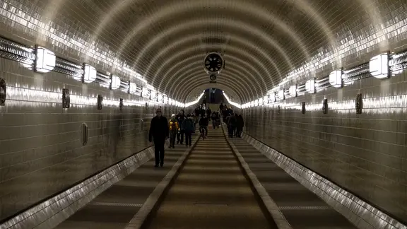 Fußgänger im alten Elbtunnel an den Landungsbrücken in Hamburg. | Jonas Großkopf, Jonas Großkopf Fußgänger im alten Elbtunnel an den Landungsbrücken in Hamburg.