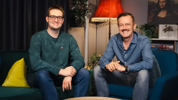 Marcel Stober und Thomas Mohr sind die Hosts bei ESC Update. | NDR / Lydia Strang Die ESC Update Moderatoren Marcel Stober und Thomas Mohr