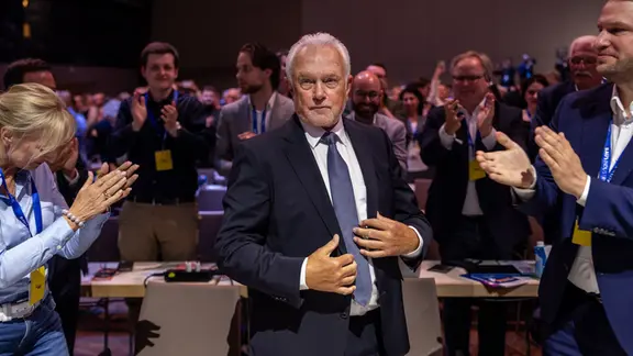 Wolfgang Kubicki, neu gewählter Parteivorsitzender der FDP, nimmt den Beifall entgegen. | dpa-Bildfunk Wolfgang Kubicki, neu gewählter Parteivorsitzender der FDP, nimmt den Beifall entgegen.