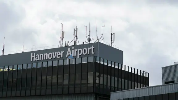 An der Fassade eines Flughafenterminals in Hannover-Langenhagen ist der Schriftzug „Hannover Airport“ angebracht. | NDR, Julius Matuschik An der Fassade eines Flughafenterminals in Hannover-Langenhagen ist der Schriftzug „Hannover Airport“ angebracht.