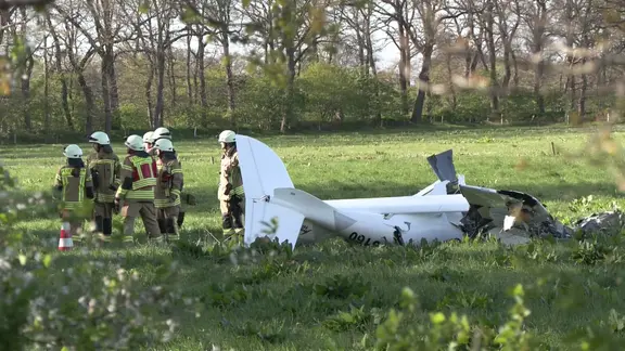 Das Wrack eines abgestürzten Kleinflugzeugs in Hatten | Nord-West-Media TV Das Wrack eines abgestürzten Kleinflugzeugs in Hatten