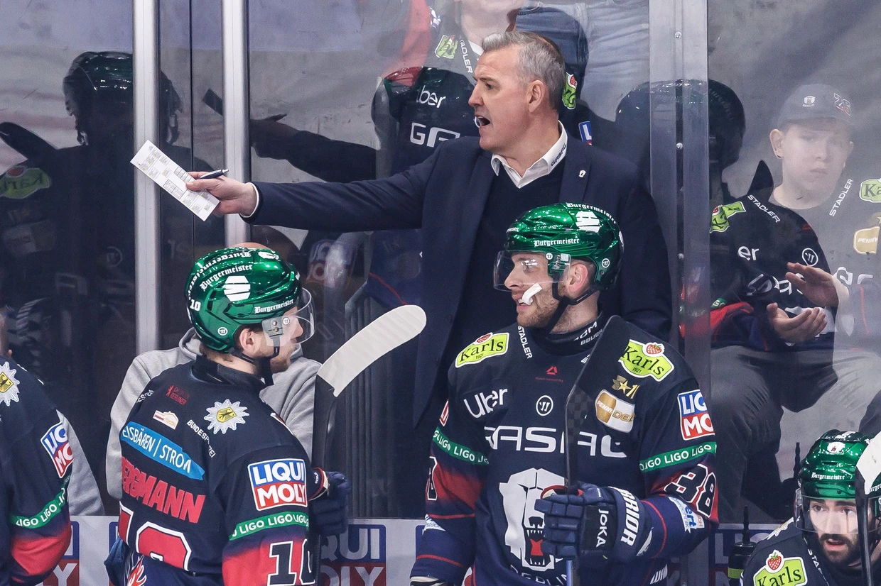 Geht er oder bleibt er? Eisbären-Meistertrainer Serge Aubin soll es zum SC Bern ziehen.