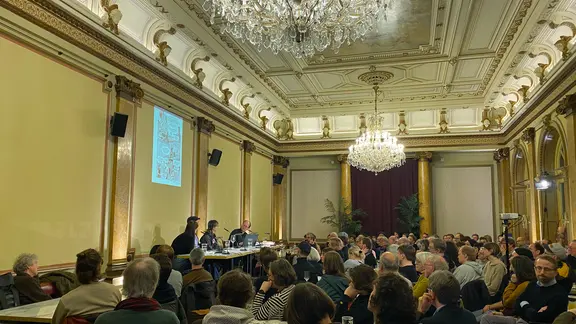Menschen hören zu bei einer Podiumsdiskussion im Literaturhaus Hamburg zu den Graphic Novel Tagen