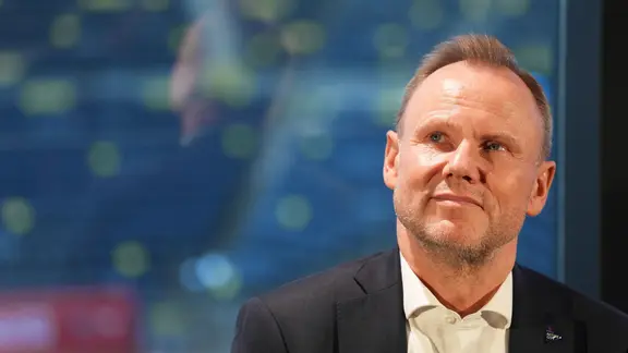 Andy Grote (SPD), Senator für Inneres und Sport von Hamburg, sitzt beim Active City Afterworks im Tennisstadion am Rothenbaum. Die prominenten Gäste haben über den aktuellen Stand einer deutschen Bewerbung für die Olympischen Spiele 2040 und die Hamburg Open ATP informiert.