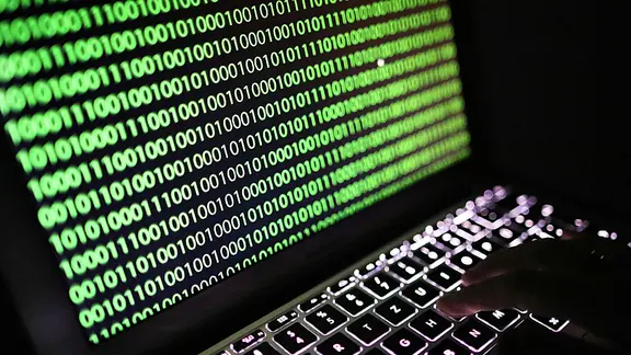 Auf dem Bildschirm eines Laptops ist der Binärcode zu sehen. | picture alliance / dpa, Oliver Berg Auf dem Bildschirm eines Laptops ist der Binärcode zu sehen.