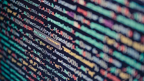 Ein bunter abfotografierter Code auf einem Bildschirm. Im Fokus steht das Wort "Passwort". | przemekklos / photocase.de, przemekklos / photocase.de Ein bunter abfotografierter Code auf einem Bildschirm. Im Fokus steht das Wort "Passwort".