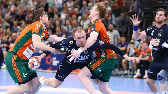 Zweikampf zwischen Thomas Solstad (TSV Hannover-Burgdorf), Simon Pytlick (SG Flensburg-Handewitt) und Lukas Stutzke (TSV Hannover-Burgdorf).