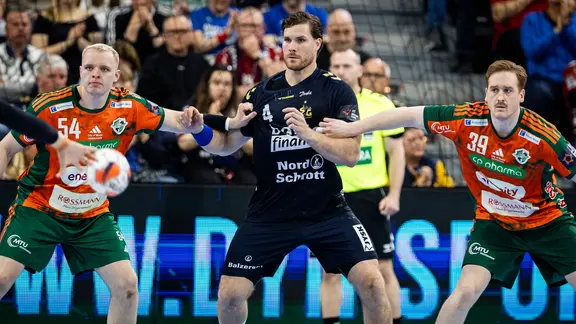 Johannes Golla (SG Flensburg-Handewitt, Mitte) wird von Justus Fischer (l.) und Lukas Stutzke bewacht.
